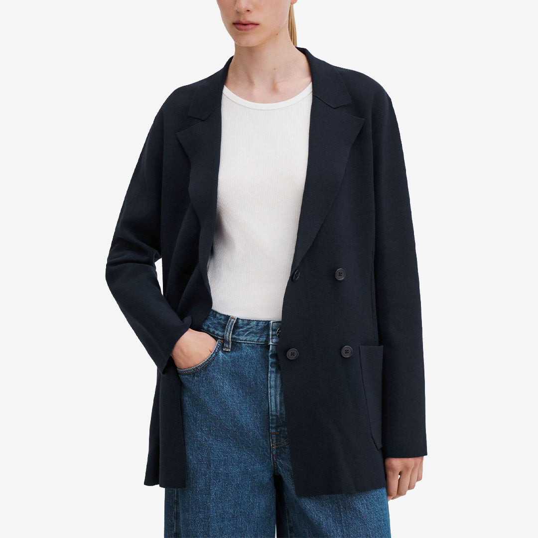 Filippa K Milano Knit Blazer 2830 Navy 32303 i 68% Viscose (Ecovero) och 32% Polyester (Mech Recycled)