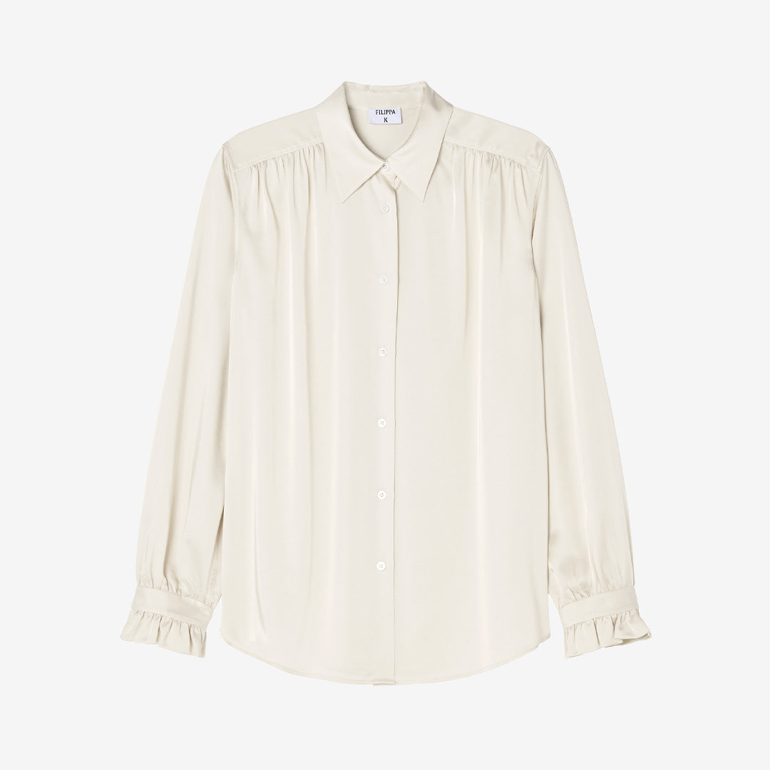 Filippa K Gathered Detail Blouse i Ivory, ljus satinblus med subtil glans och rynkade detaljer vid axlarna och ärmarna.