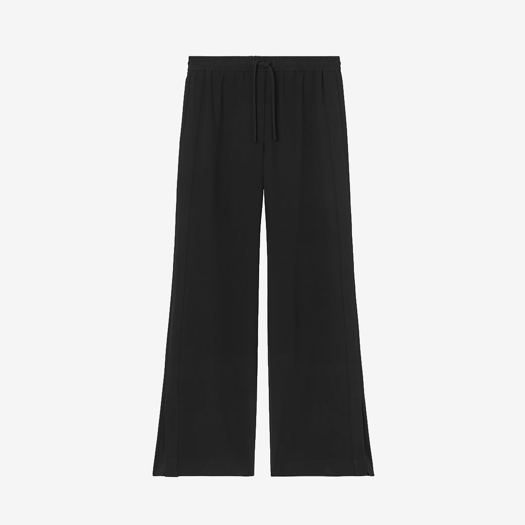 Filippa K Teo Drapey Trousers i svart, eleganta byxor med avslappnad passform, elastisk midja, dragsko och sprund vid bensluten.