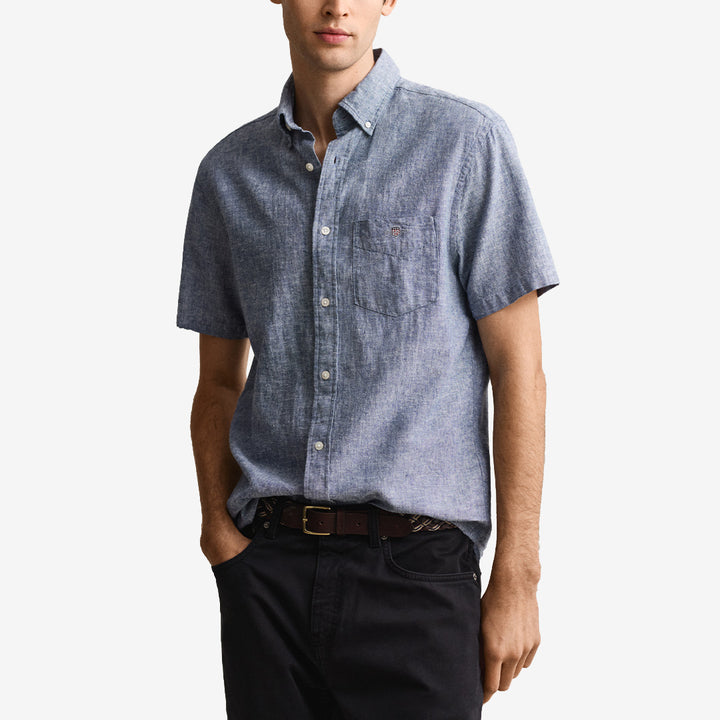 Kortärmad skjorta i bomull och linne i färgen vintage blue med button down-krage och bröstficka