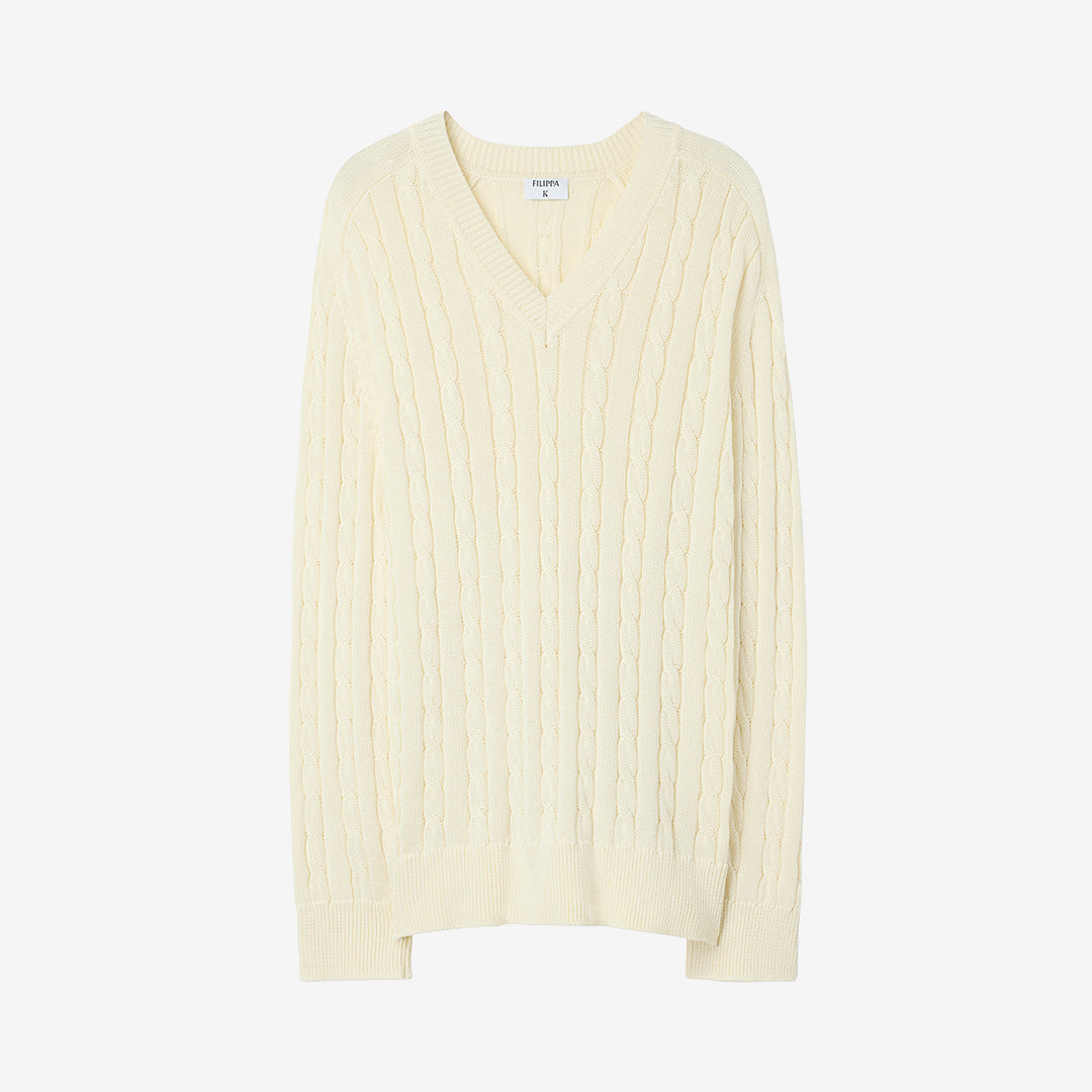 Braided Cotton V-Neck Sweater i vit färg, flätstickad tröja i OCS-certifierad bomull med V-ringning och ribbade kanter.