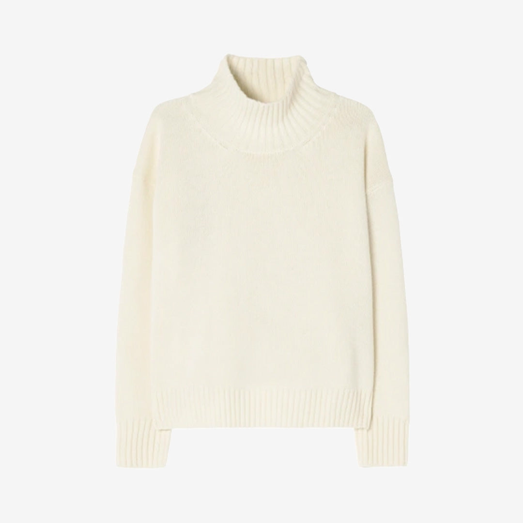 Filippa K Wool Cashmere Turtleneck polotröja i Off White, ljus polotröja i ull- och kashmirblandning med ribbstickade avslut.