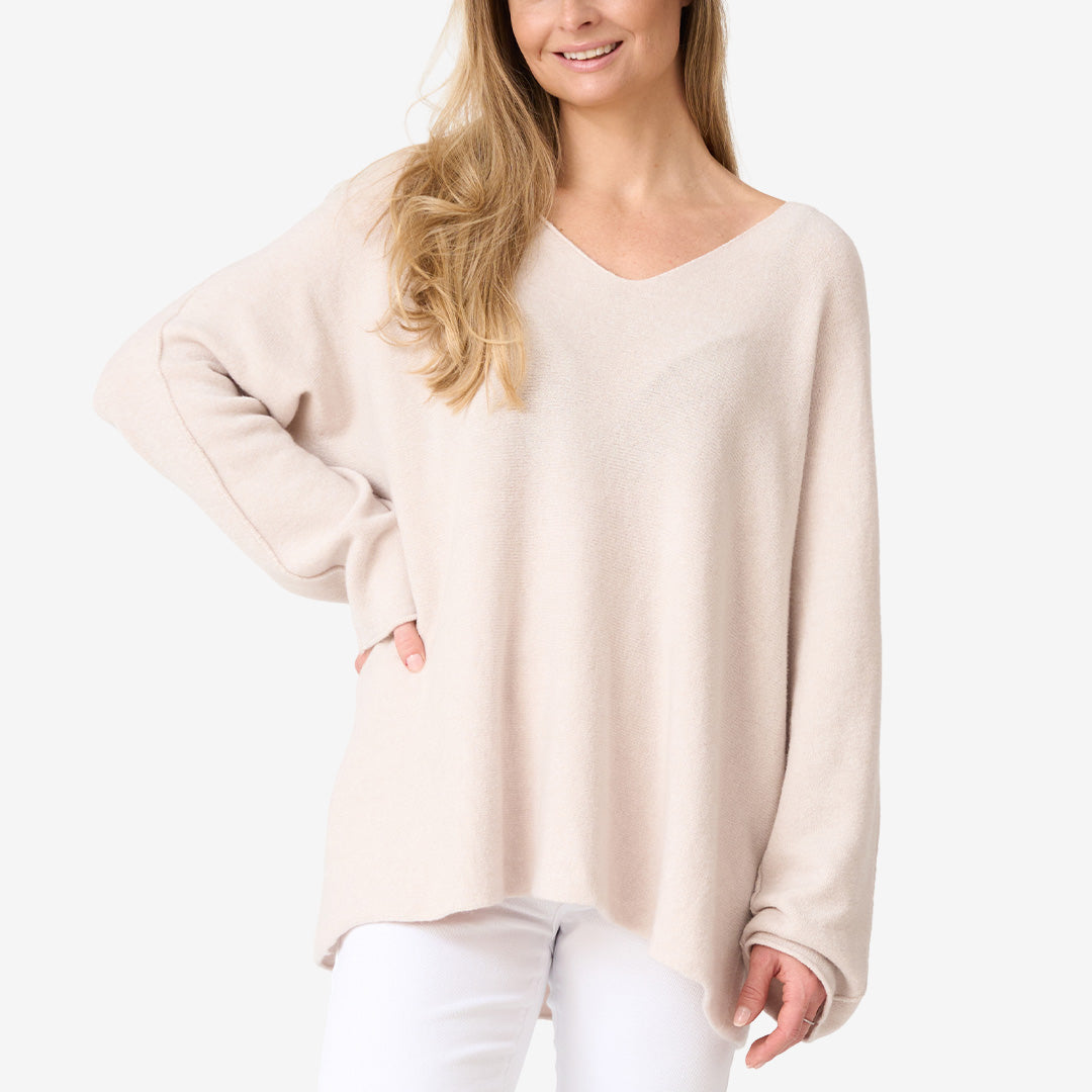 Beige stickad v-ringad oversized tröja dam modell 331