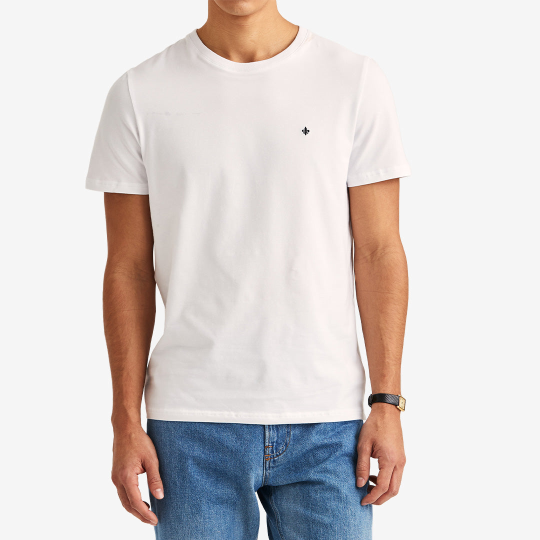 Morris Tee i vit med broderad signaturlilja, tillverkad i mjuk bomullsjersey med stretch.