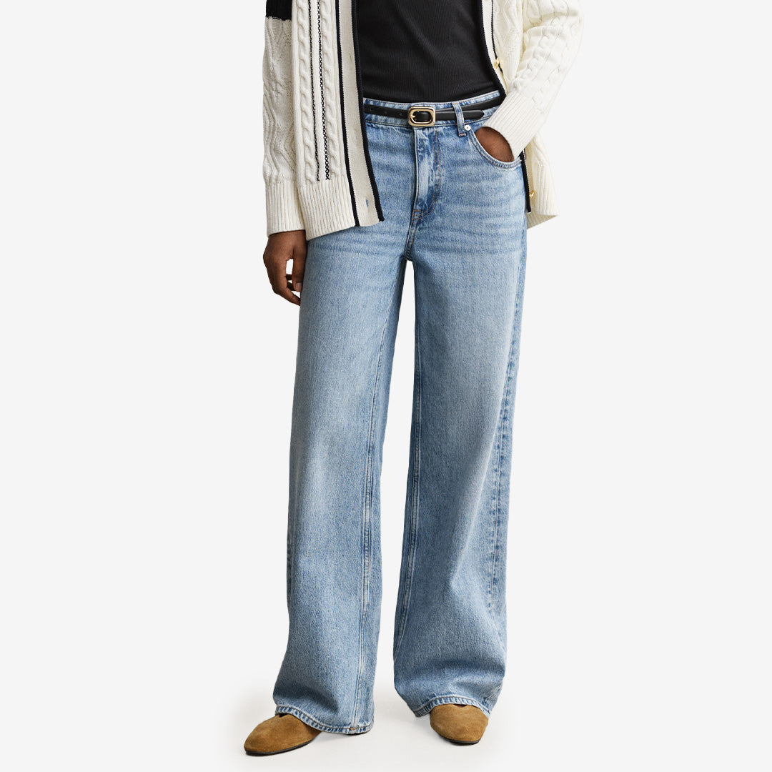 Avslappnade jeans från Gant i semi light blue med rak passform och mellanhög midja