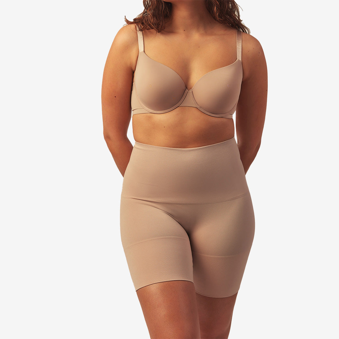 Formande shorts The Everyday Shorts Vanillia i vaniljfärg med lätt kompression och smickrande passform.