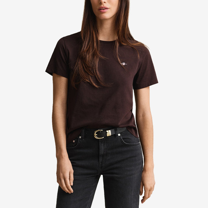 Gant Shield T-Shirt 4200200 i Deep Brown med rund hals och broderad logotyp för dam