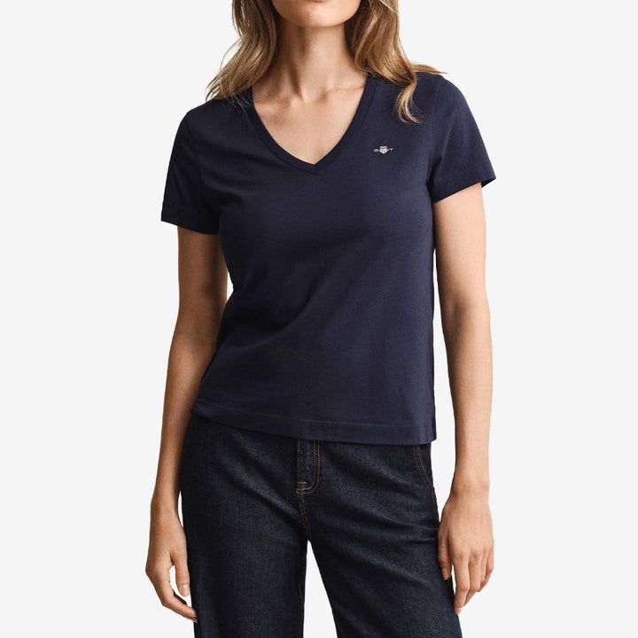 Gant Shield V-Neck T-Shirt 4200750 i Evening Blue med V-ringning och broderad logotyp för dam