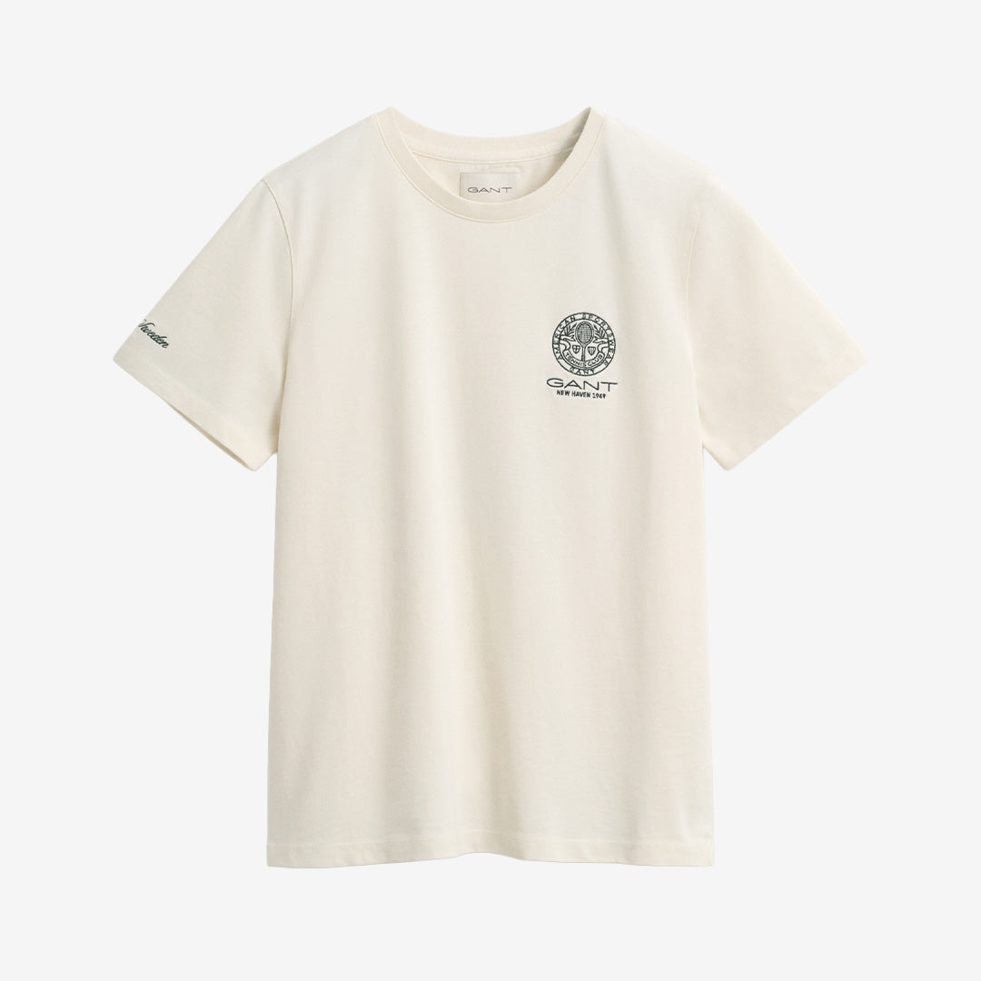 Gant Båstad Tennis T-shirt i cream med rund hals, kort ärm och grafiskt tennisinspirerat tryck i bomull.