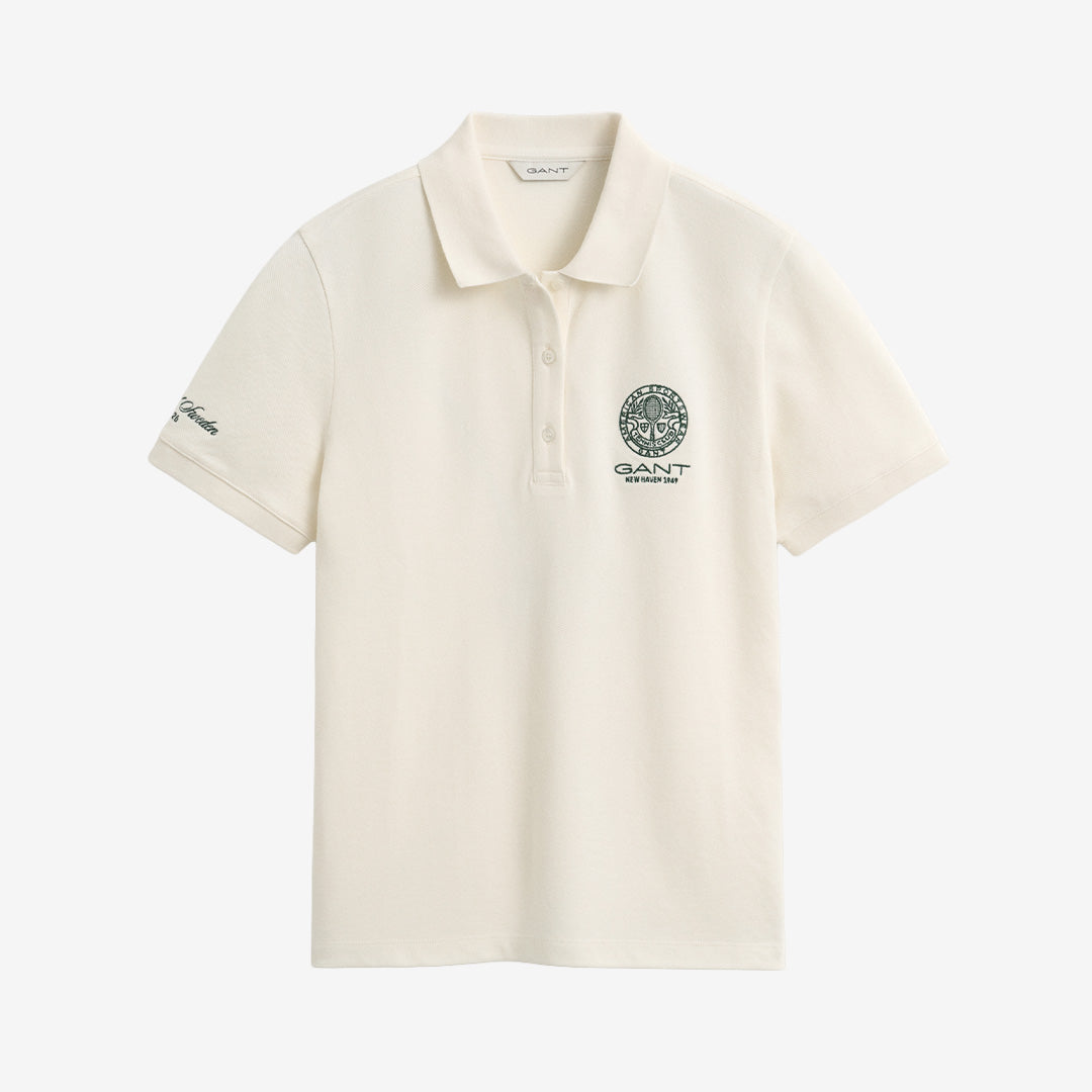 Gant Båstad Tennis Polo Shirt i cream med kort ärm, klassisk krage, halvknäppning och grafisk design i bomull.