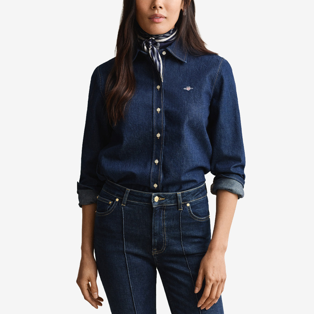 Gant Denim Shirt 4300381 i Dark Blue Raw med punktkrage och bröstlogotyp för dam