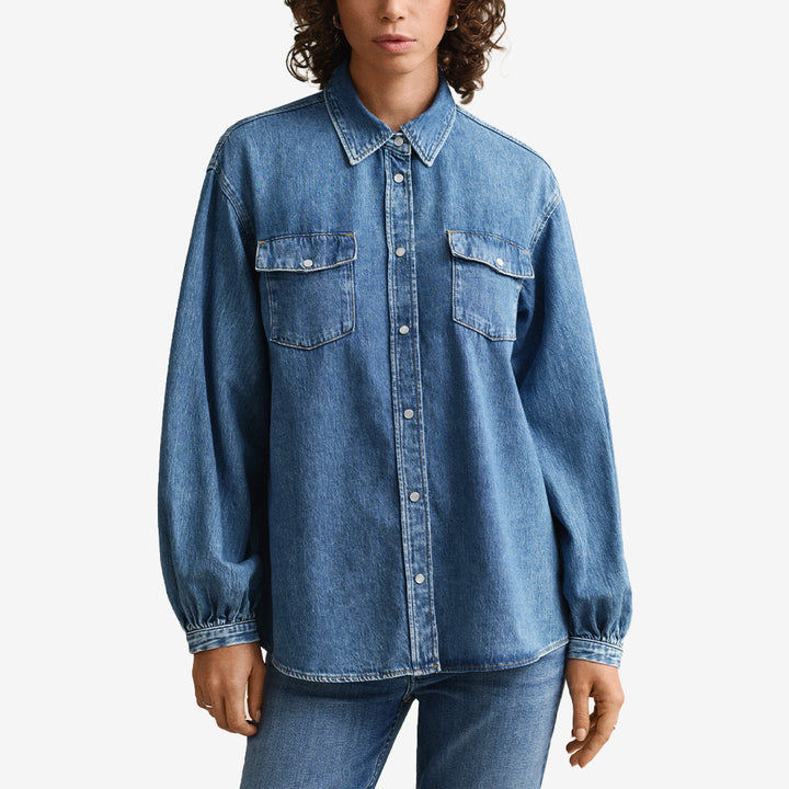 Denimskjorta från Gant med voluminösa ärmar i färgen Mid Blue Archive