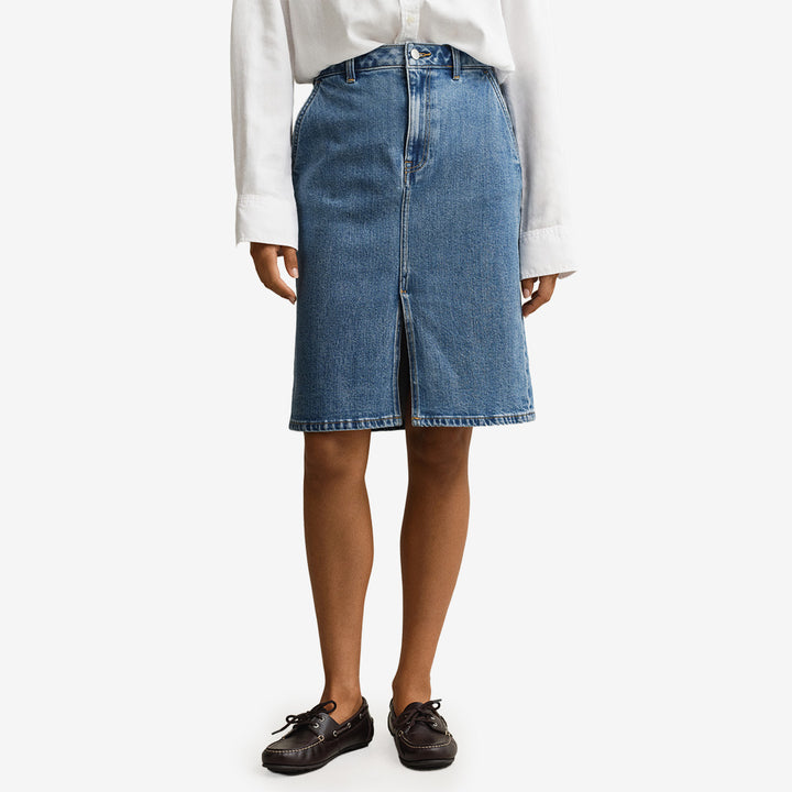 Gant Denim Pencil Skirt i mid blue med pennkjolsmodell, slitsar och läderpatch i midjan