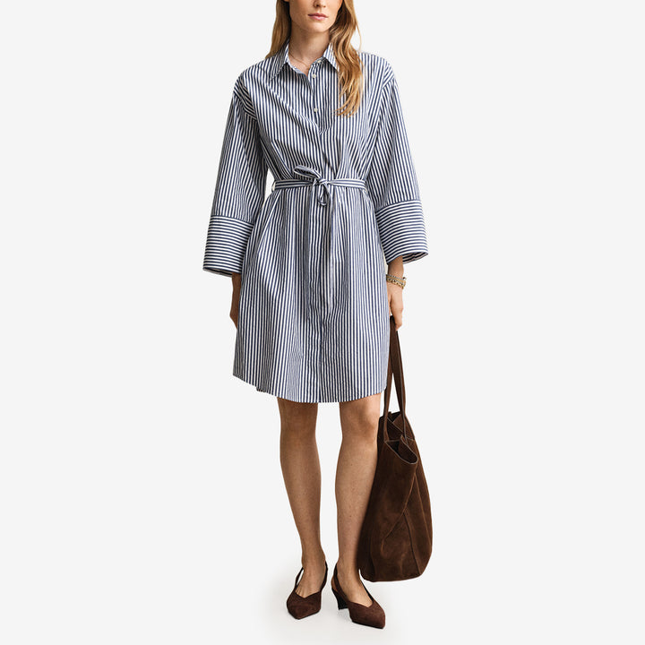 Randig skjortklänning i bomullspoplin i färgen Rich Navy med bälte och knälång passform