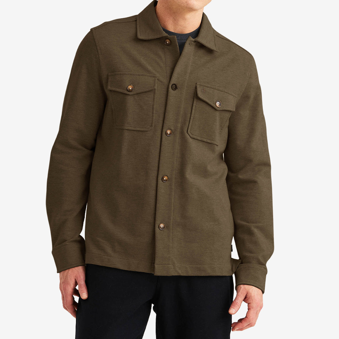 Morris Andrew Jersey Overshirt i Olive med klassisk krage, bröstfickor och strukturerad jersey.