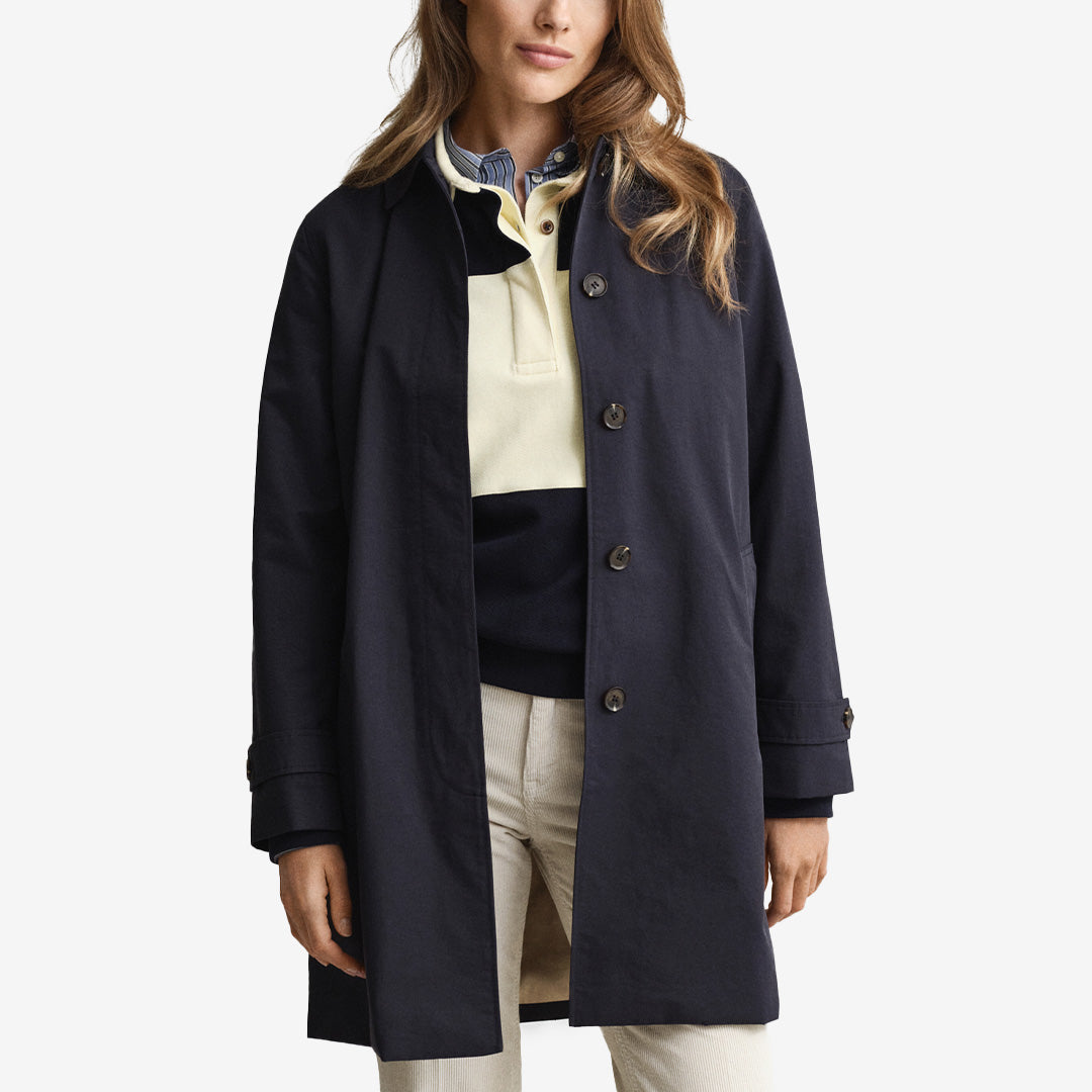 Gant Car Coat i Evening Blue med dold knappslå, sidofickor och justerbara ärmtabbar