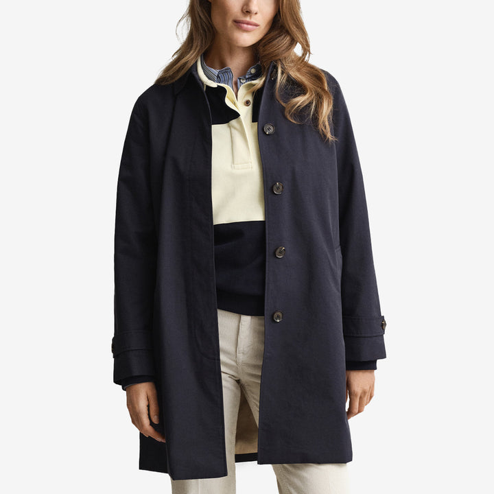 Gant Car Coat i Evening Blue med dold knappslå, sidofickor och justerbara ärmtabbar