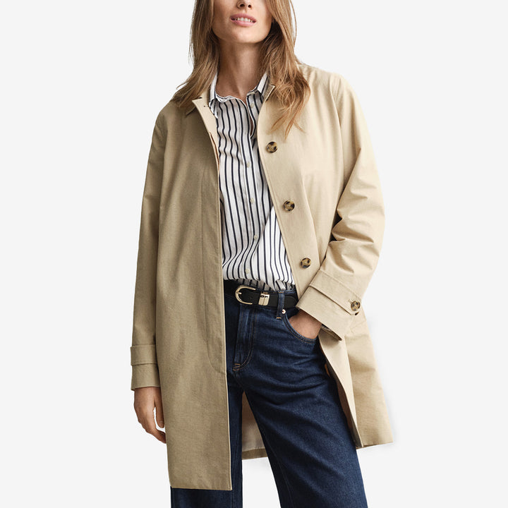 Gant Car Coat i Oat Beige med dold knappslå, sidofickor och justerbara ärmtabbar