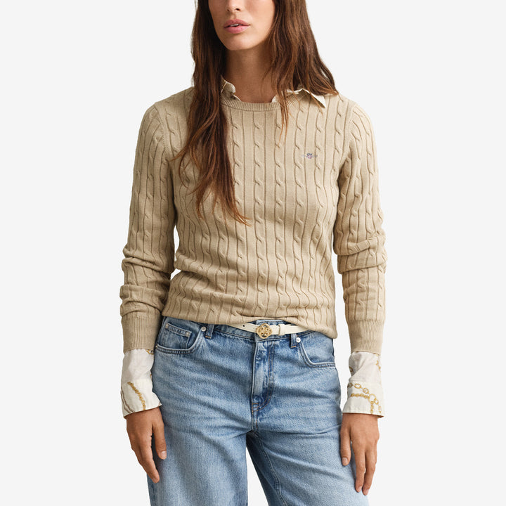 Kabelstickad crew neck-tröja från Gant i färgen Oat Beige med broderad logotyp och ribbade detaljer