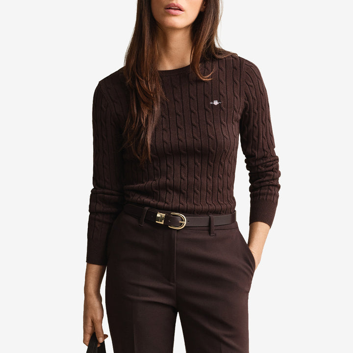 Kabelstickad tröja från Gant i färgen deep brown med rund hals och diskret broderad logotyp på bröstet.