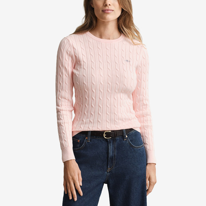 Kabelstickad crew neck-tröja från Gant i färgen Apricot Pink med broderad logotyp och ribbade detaljer