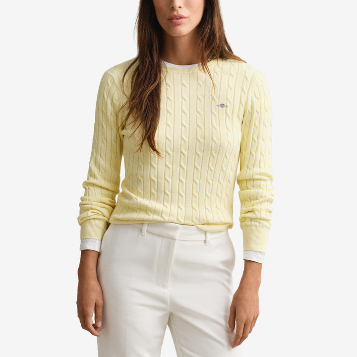 Kabelstickad crew neck-tröja från Gant i färgen Vanilla Yellow med broderad logotyp och ribbade detaljer