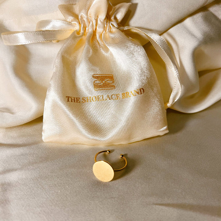 The Shoelace Brand gold adjustable ring button base dam guld