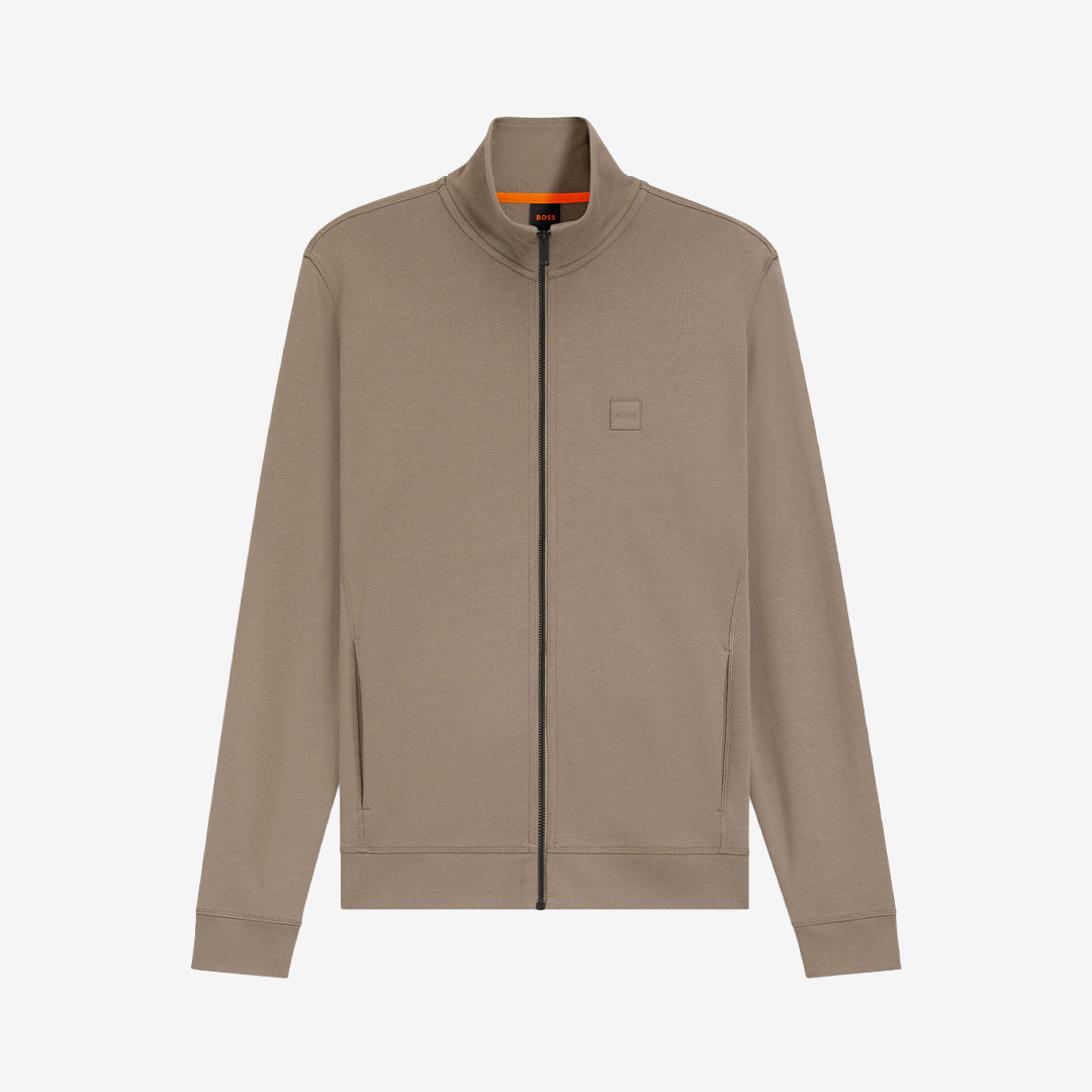 Beige zip-up tröja BOSS Zestart med logobadge och dragkedja på herrmodell.