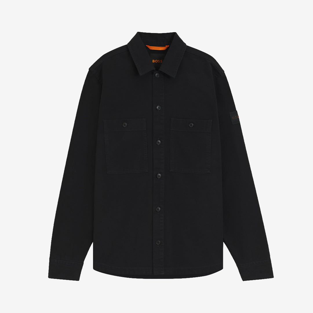 Overshirt Locky_2_M i oversized fit i svart från BOSS Men Orange med logotyppatch på vänster ärm.