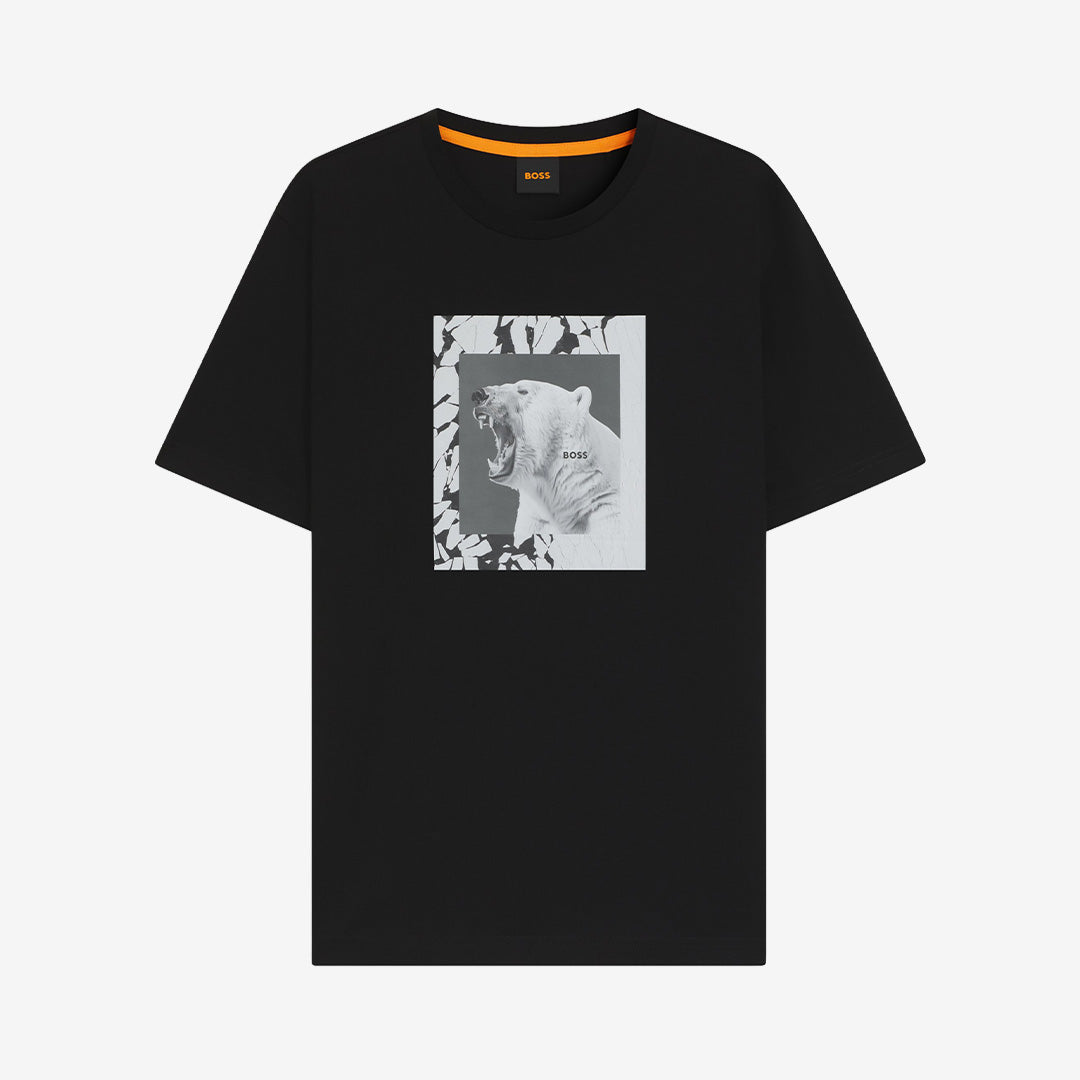 Svart T-shirt BOSS Te_lupo med animaliskt print på herrmodell.