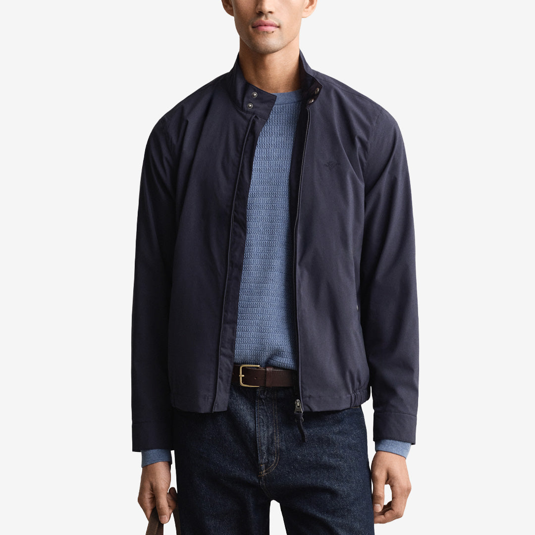 Harrington-jacka från Gant i färgen evening blue med ståkrage, dragkedja och broderad logga på bröstet