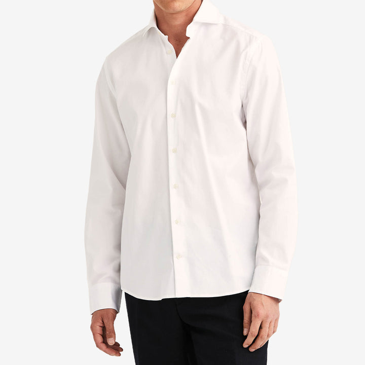 Vit Morris Twill Shirt skjorta i 100% bomull med klassisk design och twillstruktur för herr.