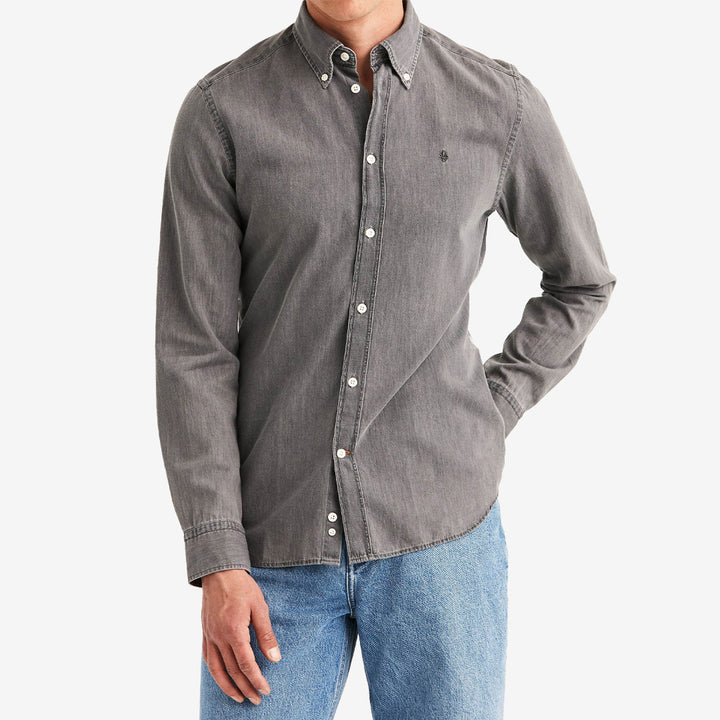 Grå Morris Light Denim Shirt Slim Fit jeansskjorta i 100% bomull med klassisk design för herr.