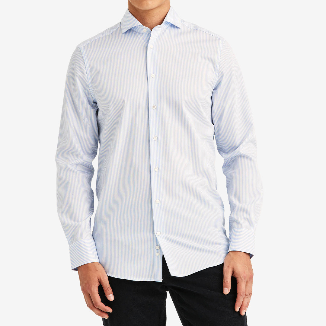Ljusblå Morris Dressed Poplin Stripe Shirt slim fit skjorta i 100% bomull med randigt mönster för herr.