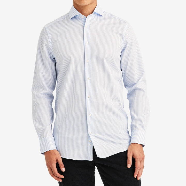 Ljusblå Morris Dressed Poplin Stripe Shirt slim fit skjorta i 100% bomull med randigt mönster för herr.