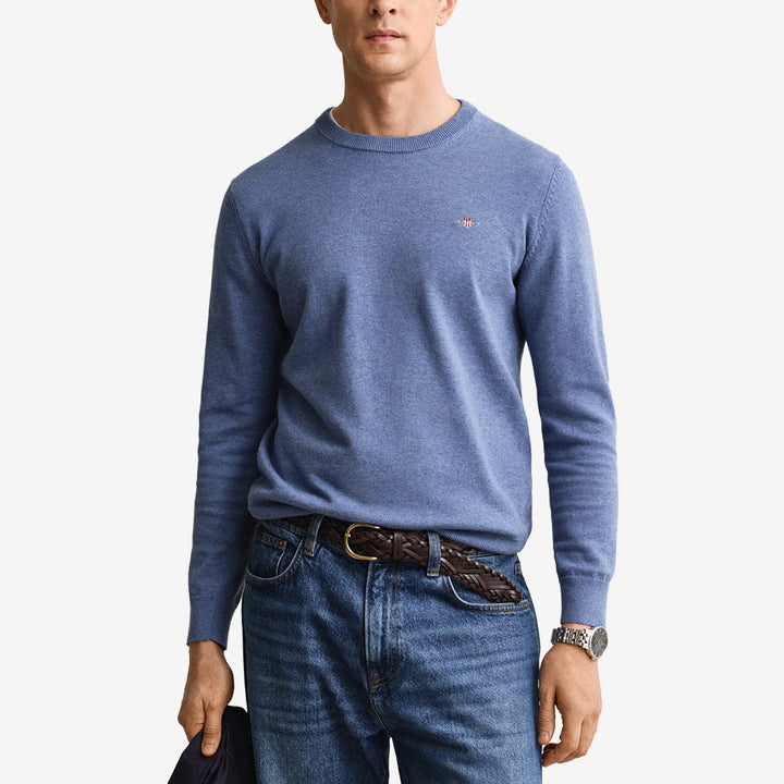 Rundhalsad tröja från Gant i 100 % bomull i färgen denim blue melange med ribbade detaljer och broderad sköld på bröstet