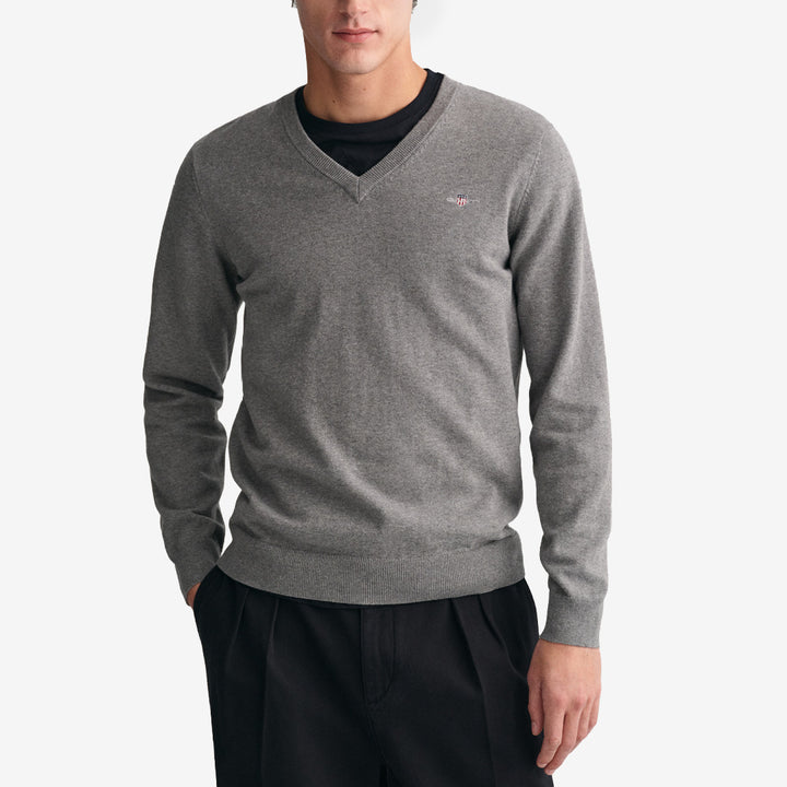 V-ringad tröja från Gant i 100 % bomull i färgen dark grey melange med ribbade detaljer och broderad sköld på bröstet