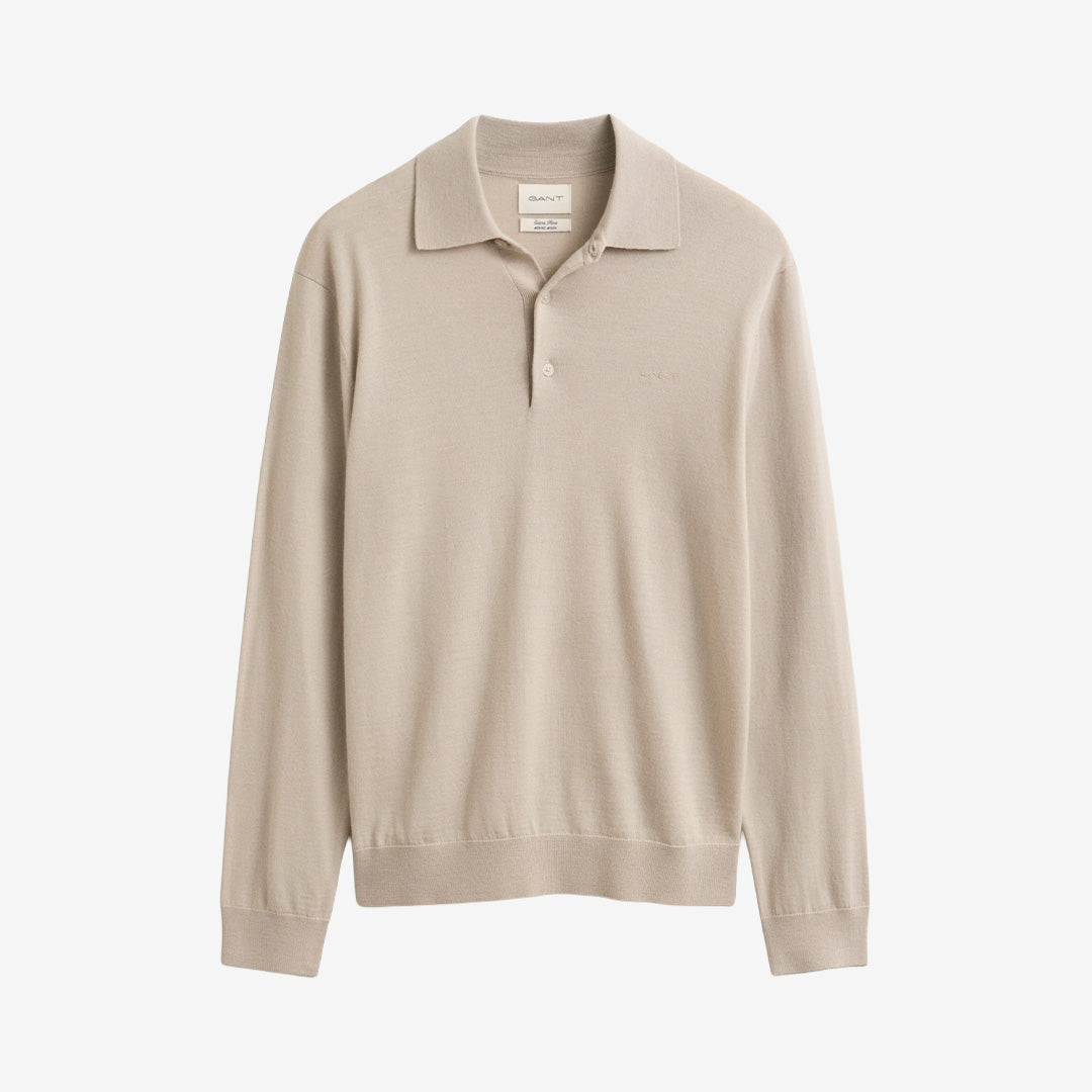 Stickad polotröja från Gant för herr i clay beige med knappkrage, ribbade detaljer och tidlös design i merinoull.