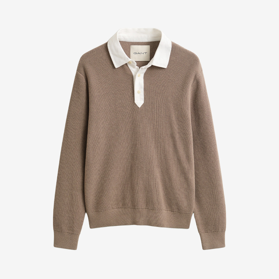 Stickad rugger från Gant för herr i mist taupe med vävd krage, halvknäppning och ribbad struktur.