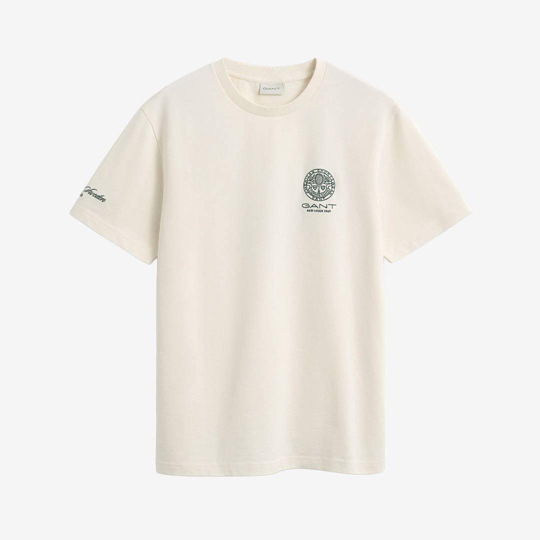Gant Båstad Tennis T-Shirt för herr i cream med kort ärm, krage, knappdetalj och grafiskt tennisinspirerat tryck.