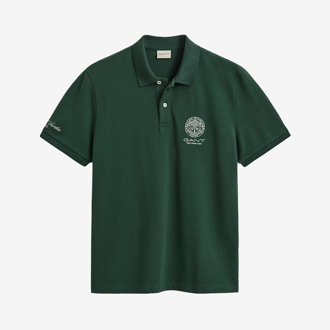 Gant Båstad Tennis Polo Shirt för herr i bottle green med kort ärm, krage, knappar och grafisk tennisinspirerad design.