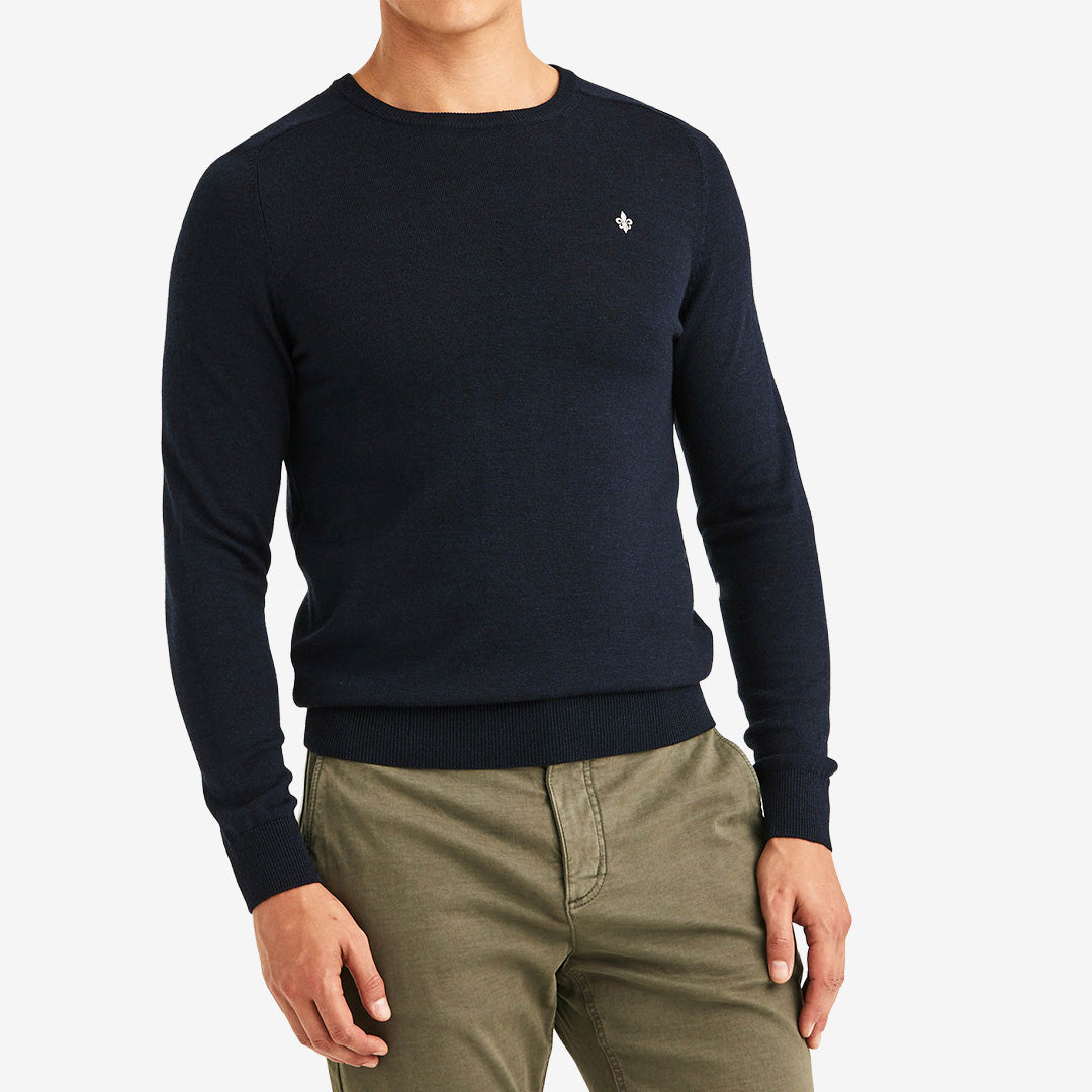 Marinblå Morris Merino O-Neck stickad tröja i 100% merinoull med rund hals för herr.