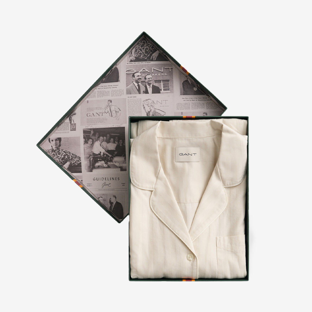 Gant Satin Stripe Pajama Set i färgen Linen med satrandig design och logodetalj