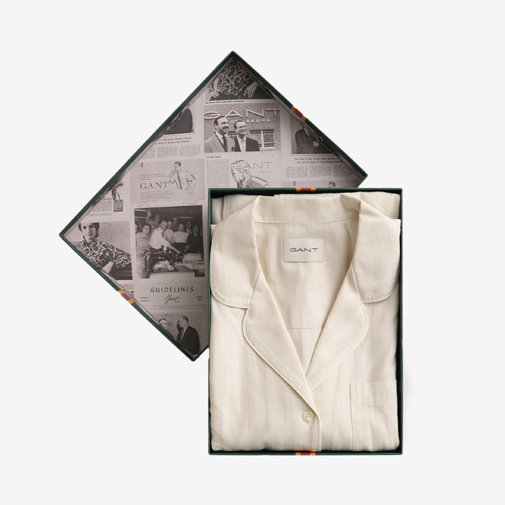 Gant Satin Stripe Pajama Set i färgen Linen med satrandig design och logodetalj