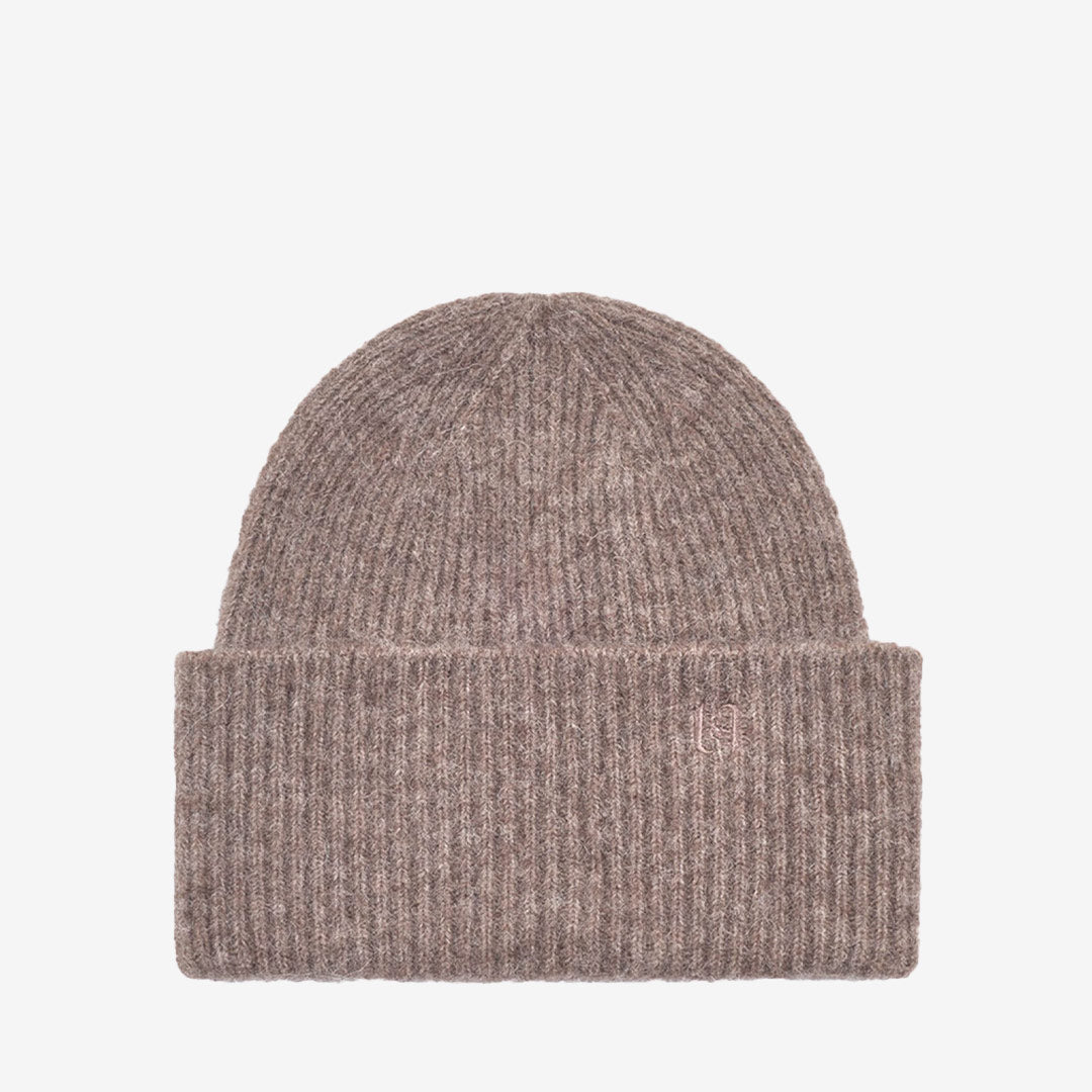 Leia Beanie – ribbstickad mössa i alpacka- och merinoull med logobrodyr