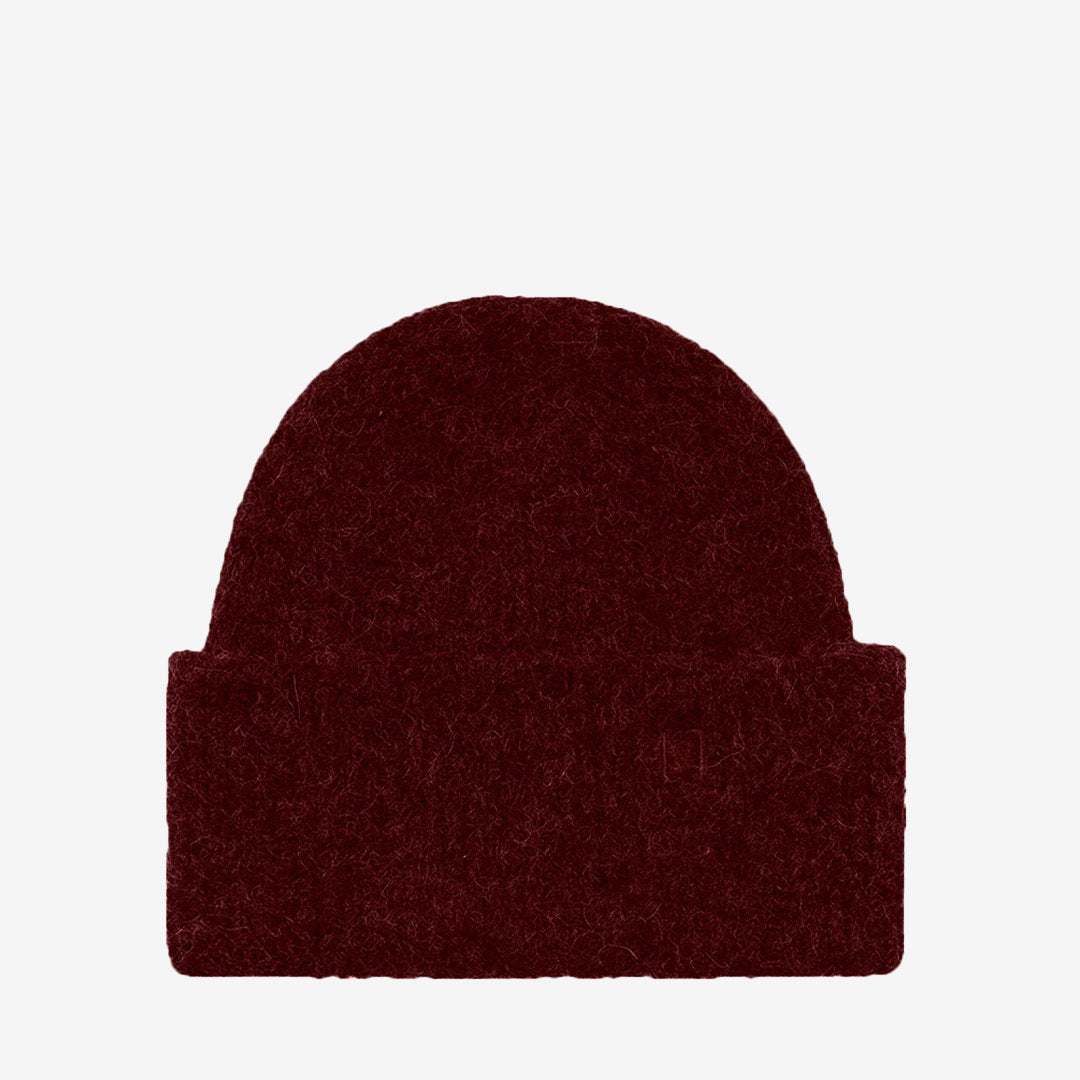 Leia Beanie – ribbstickad mössa i alpacka- och merinoull med logobrodyr