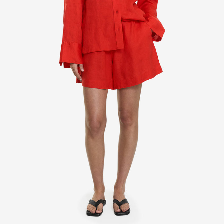 Linneshorts i poppy red med elastisk midja och sidofickor