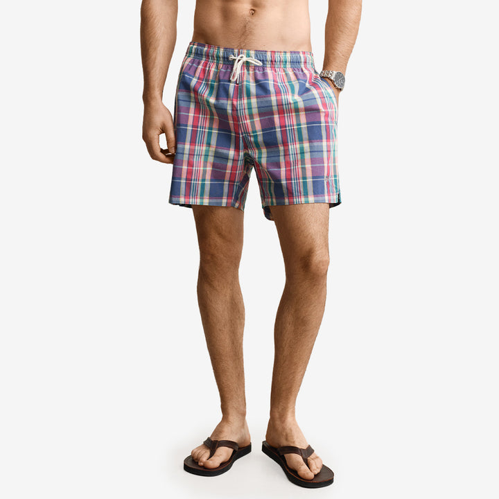 Madras-rutiga badshorts från Gant i rose red med resårmidja och dragsko