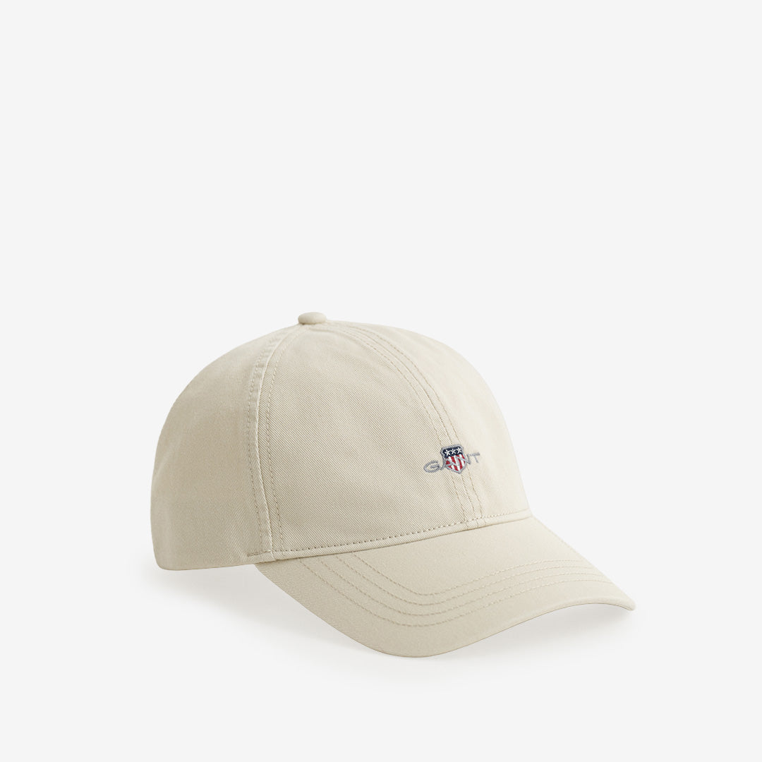 Sexpanelskeps från Gant i putty beige med broderad shield-logotyp och justerbar rem
