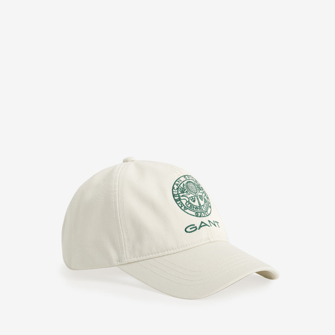 Gant Båstad Tennis Cap i cream med klassisk design och bekväm passform i 100% bomull.